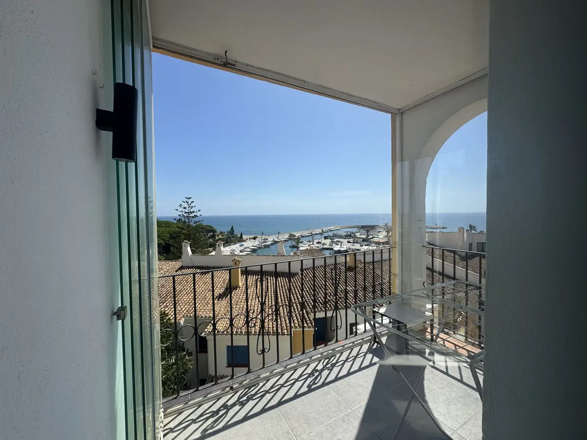 Middle Floor Apartment for sale in Puerto de Cabopino — photo 1