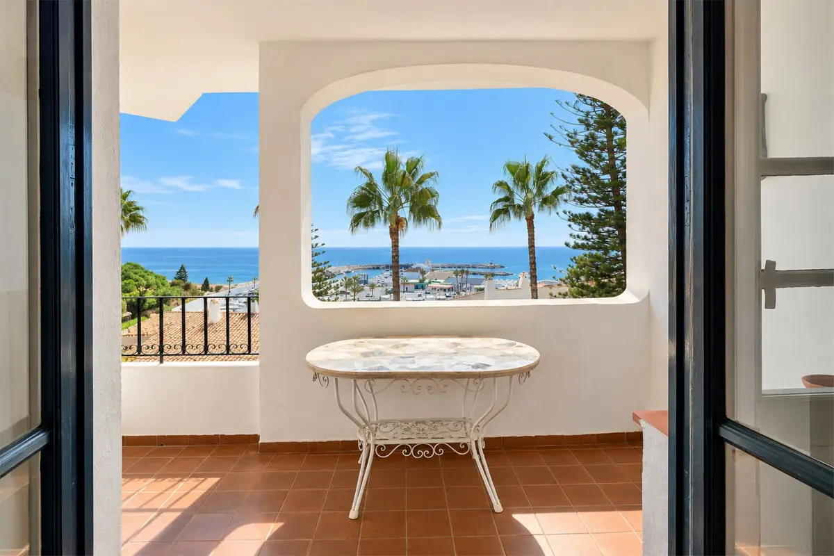 Middle Floor Apartment for sale in Puerto de Cabopino — photo 1