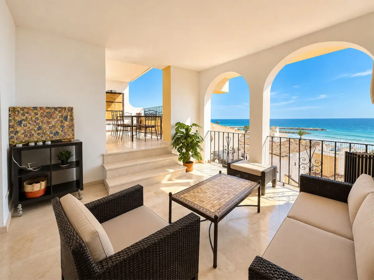 Middle Floor Apartment for sale in Puerto de Cabopino — photo 1