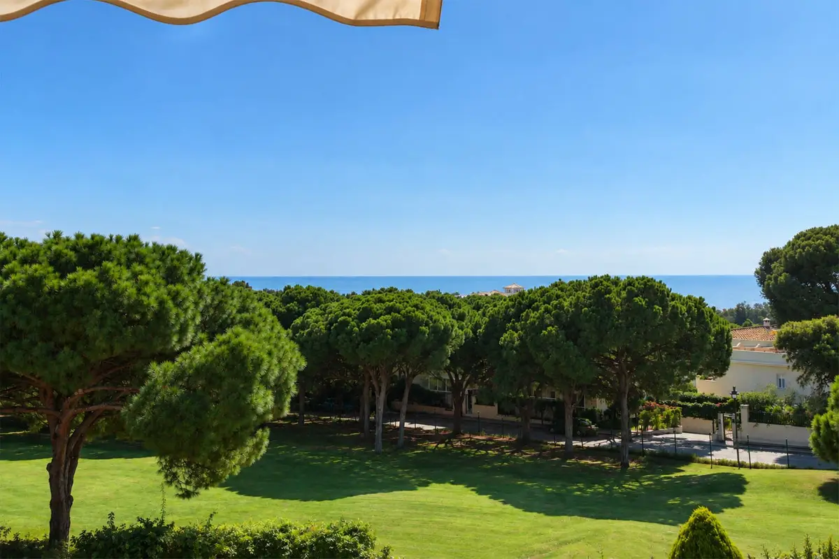 Middle Floor Apartment for sale in Cabopino — photo 1