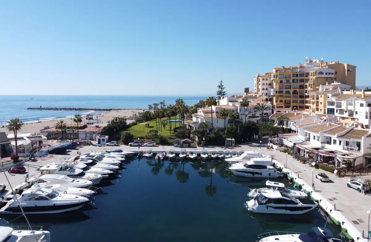 Middle Floor Apartment for sale in Puerto de Cabopino — photo 1