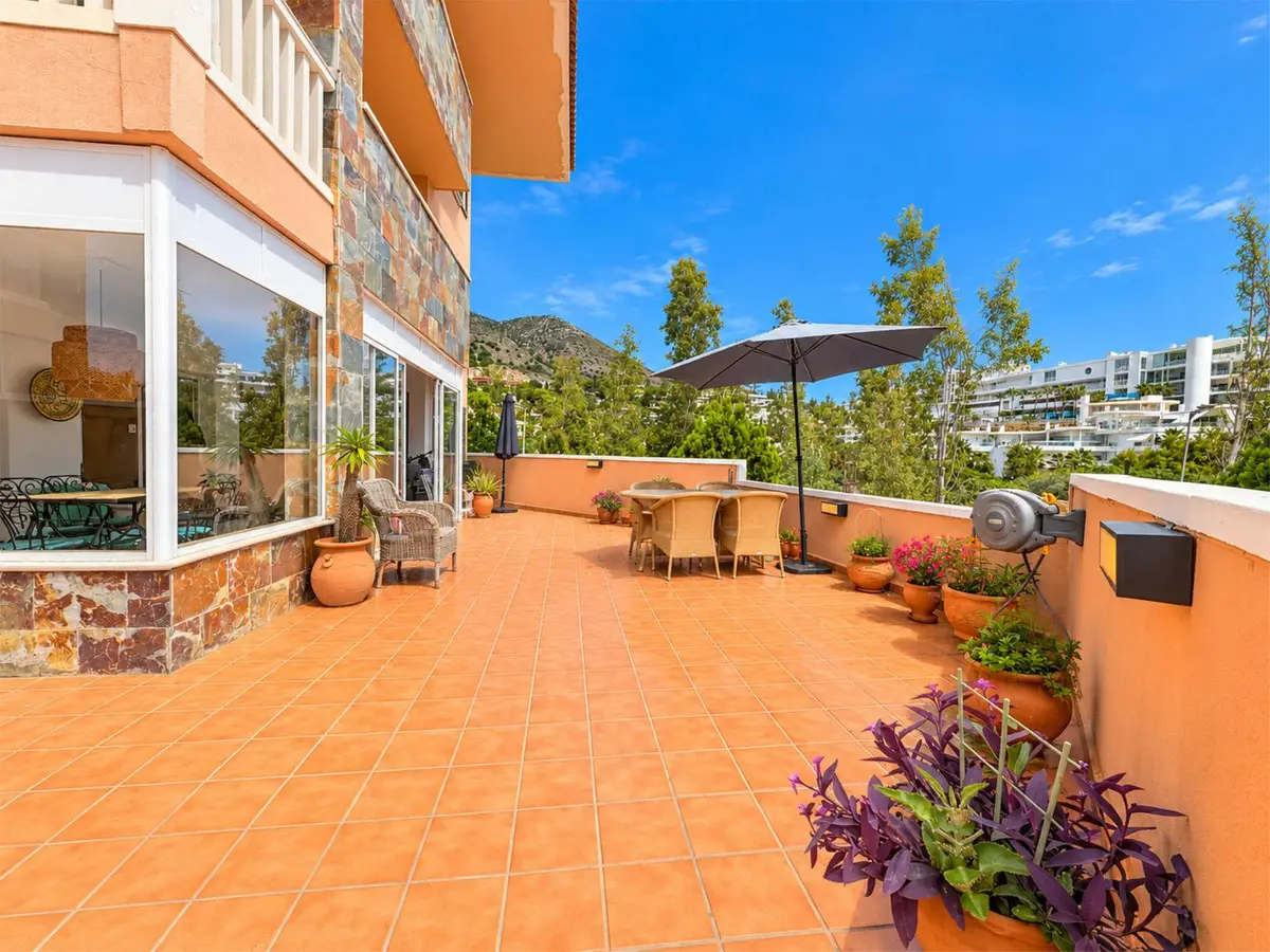 Middle Floor Apartment for sale in Fuengirola — photo 1