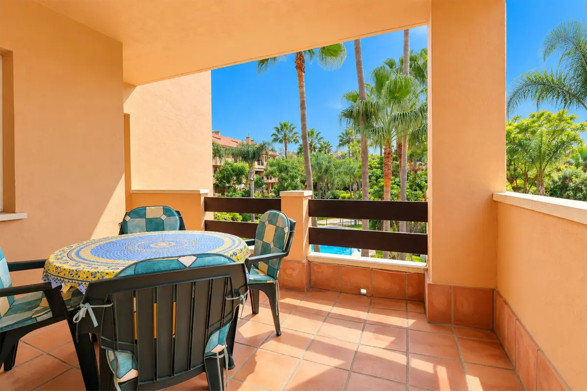 Middle Floor Apartment for sale in Cabopino — photo 1