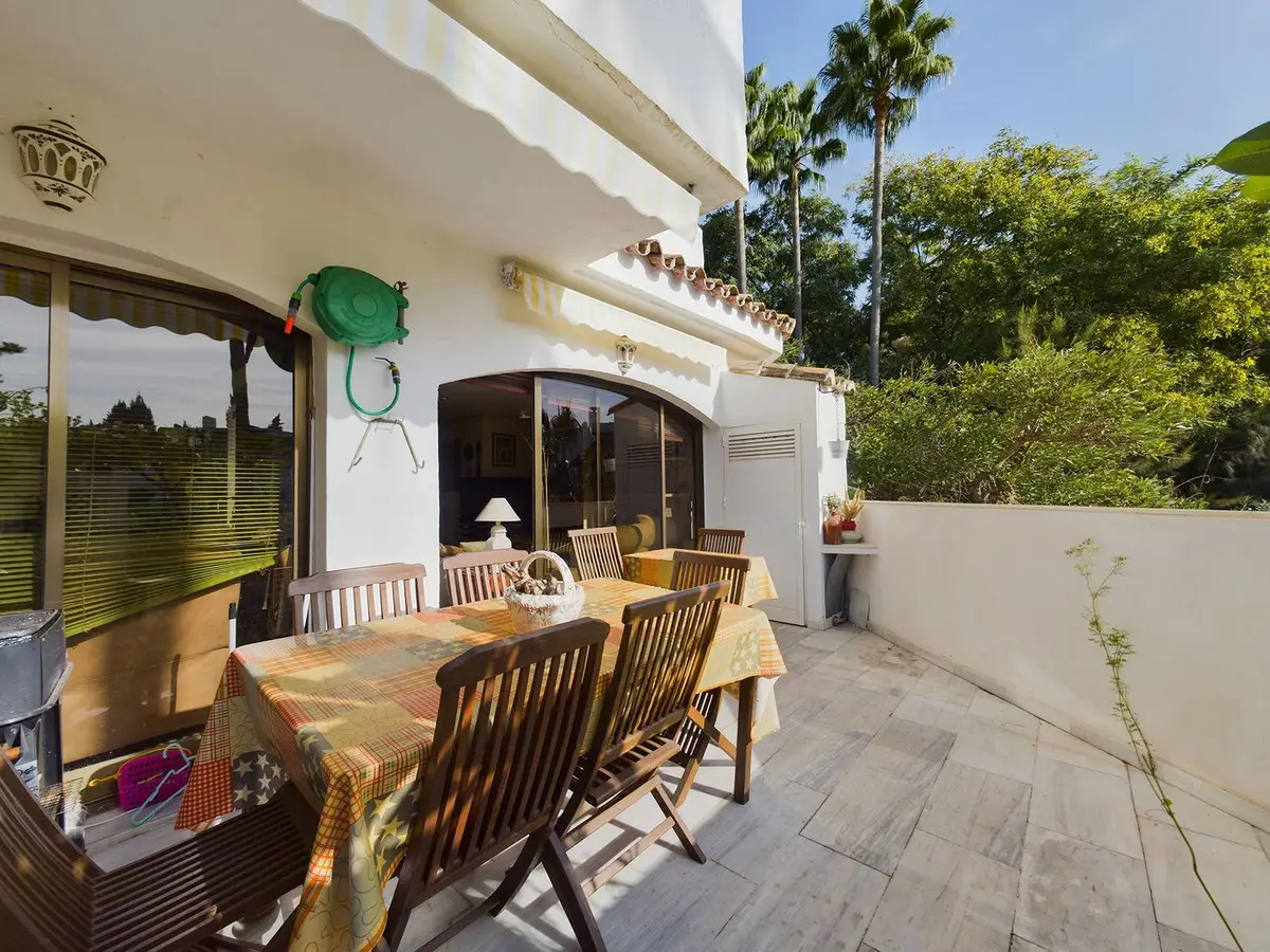 Middle Floor Apartment for sale in Elviria — photo 1