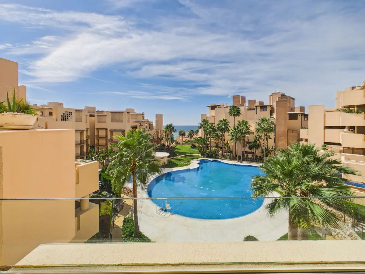 Middle Floor Apartment for sale in Estepona — photo 1