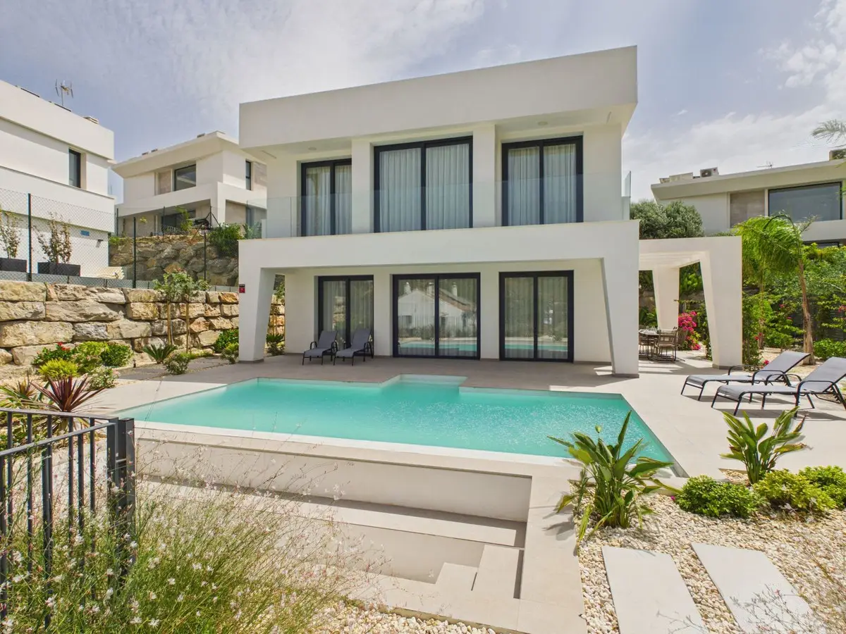 Detached Villa for sale in La Duquesa — photo 1