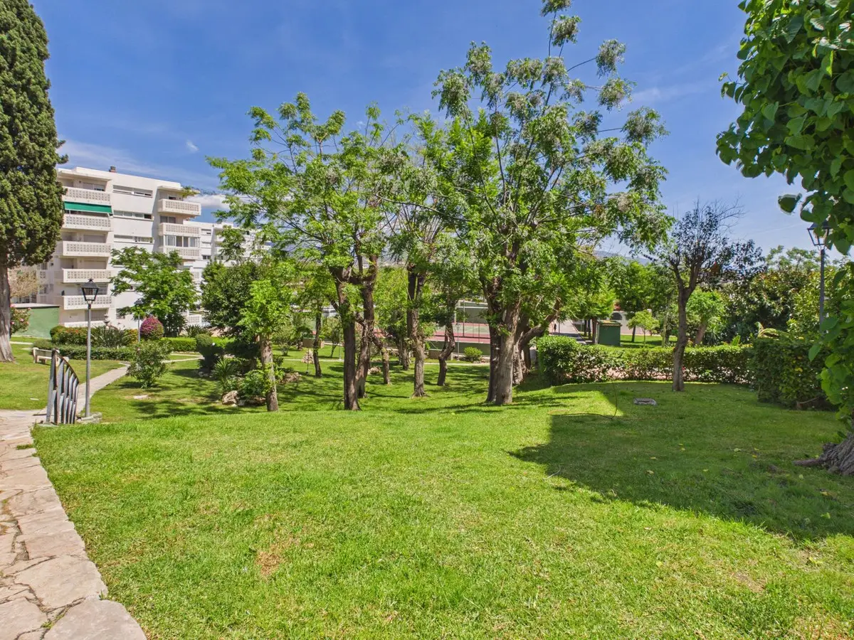 Middle Floor Apartment for sale in Estepona — photo 1