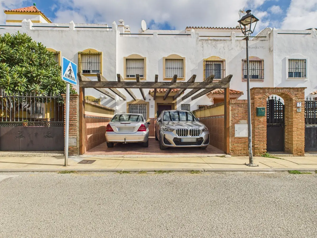 Townhouse for sale in Estepona — photo 1