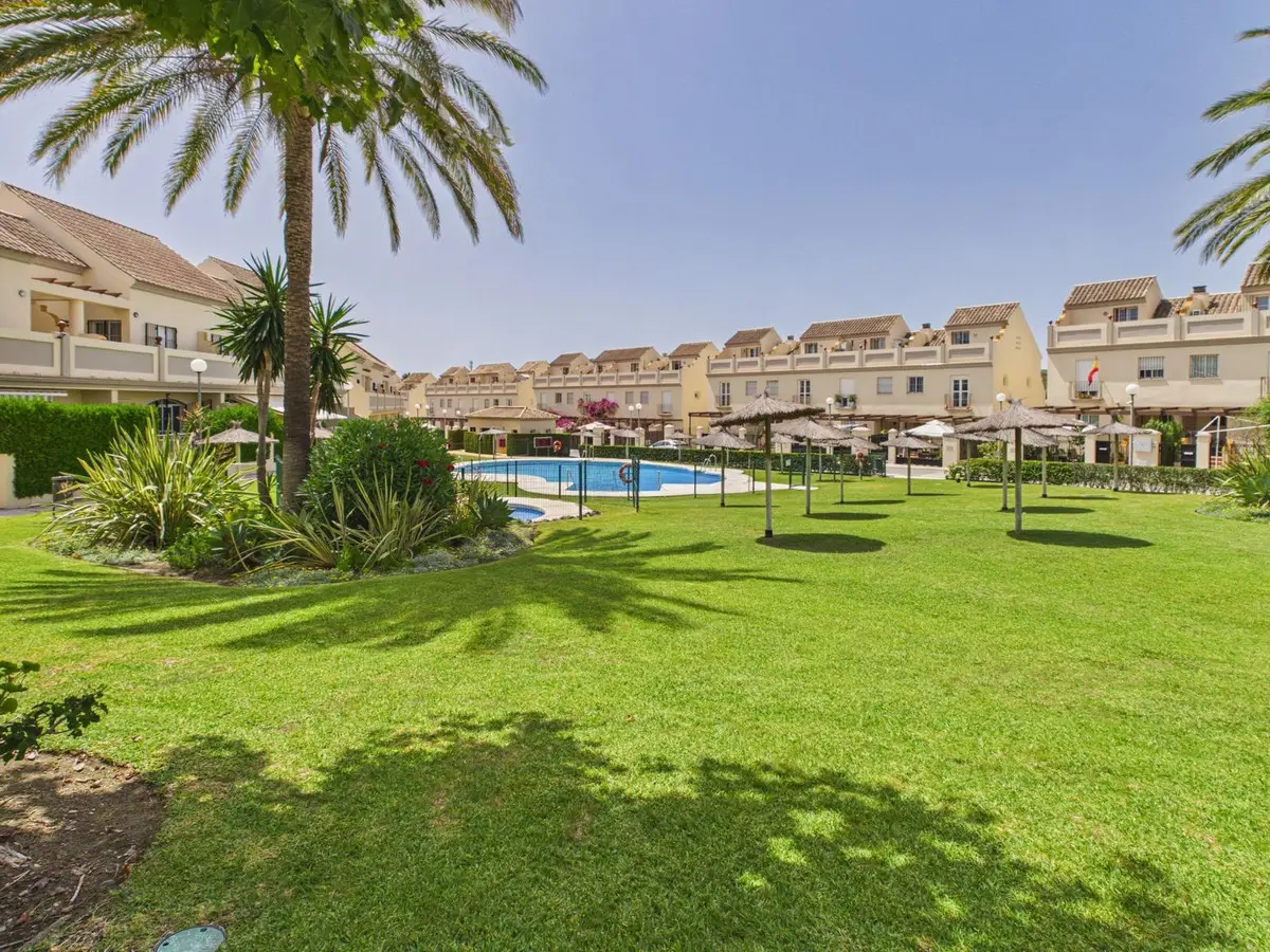 Townhouse for sale in La Duquesa — photo 1