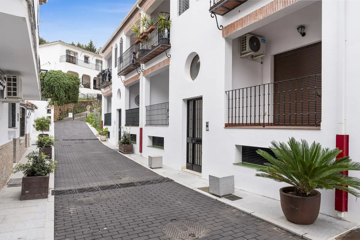 Ground Floor Apartment for sale in Benahavís — photo 1