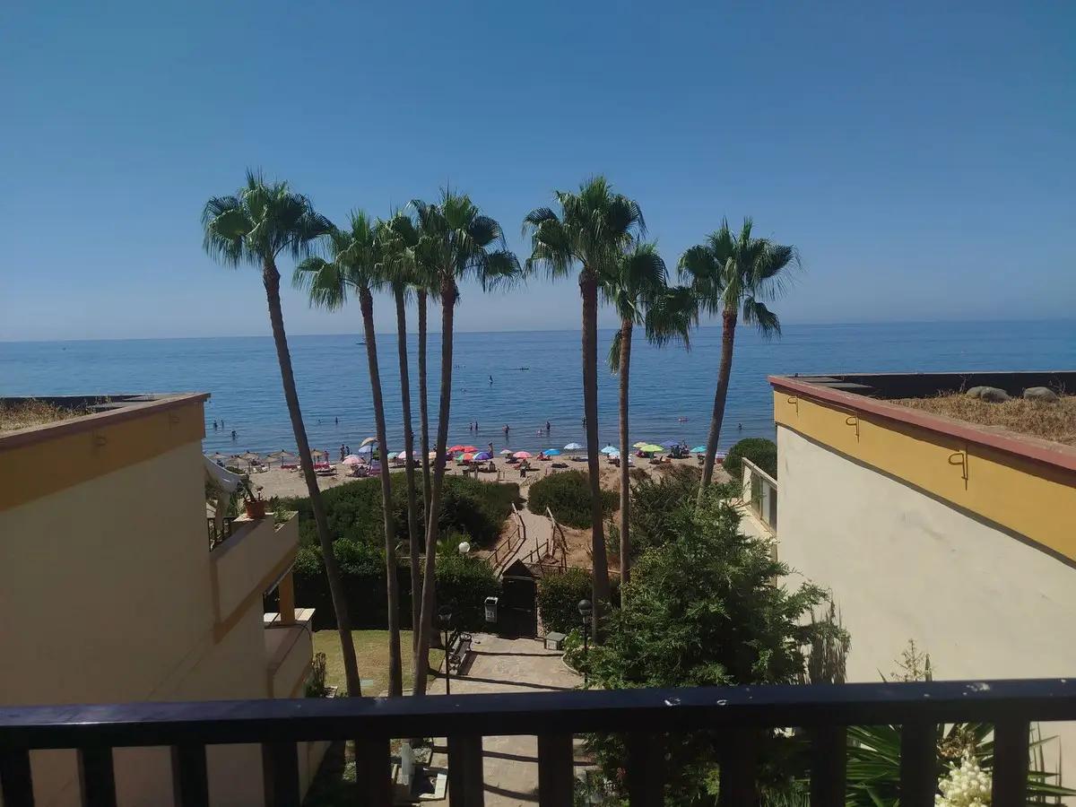Middle Floor Apartment for sale in Elviria — photo 1