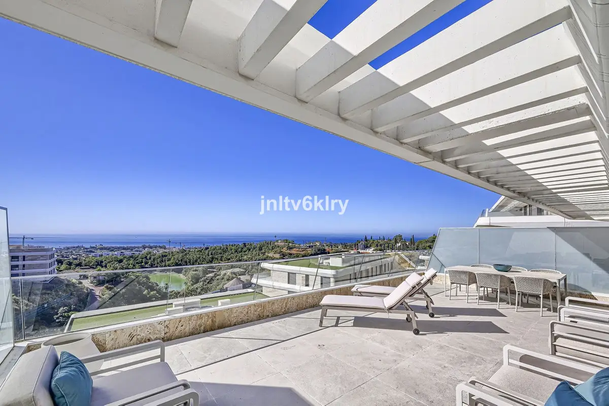 Middle Floor Apartment for sale in Estepona — photo 1