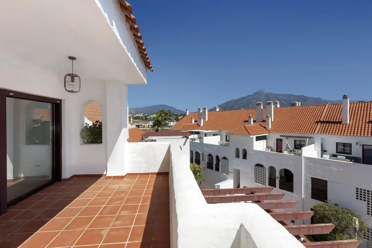 Middle Floor Apartment for sale in Nueva Andalucía — photo 1