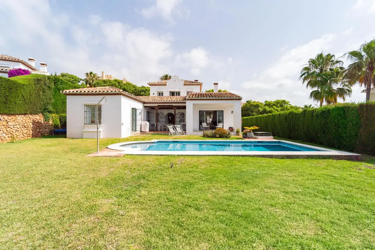Detached Villa for sale in Elviria — photo 1