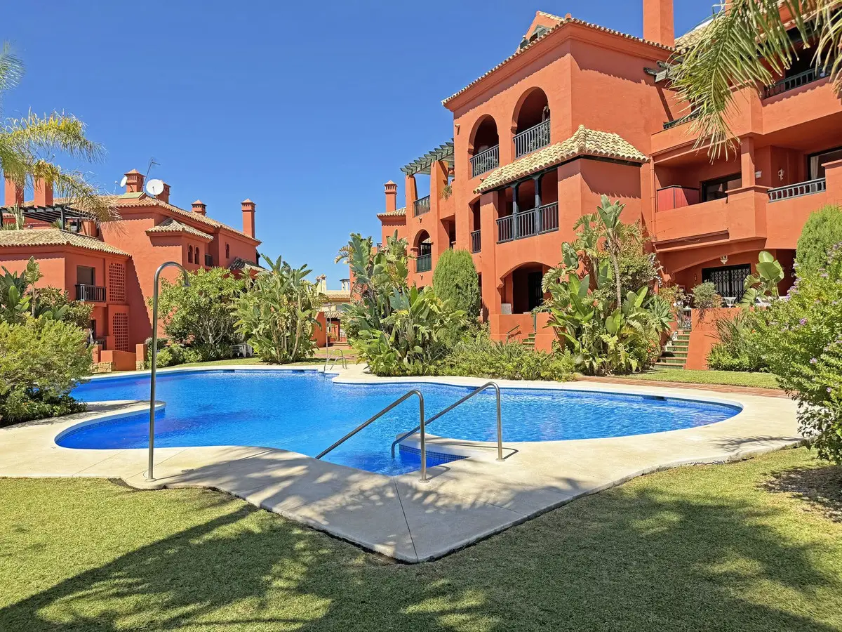 Middle Floor Apartment for sale in Calahonda — photo 1