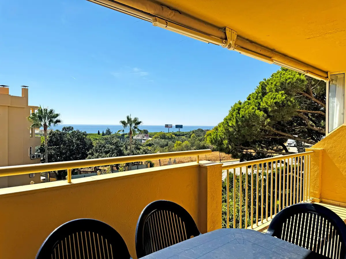 Middle Floor Apartment for sale in Calahonda — photo 1