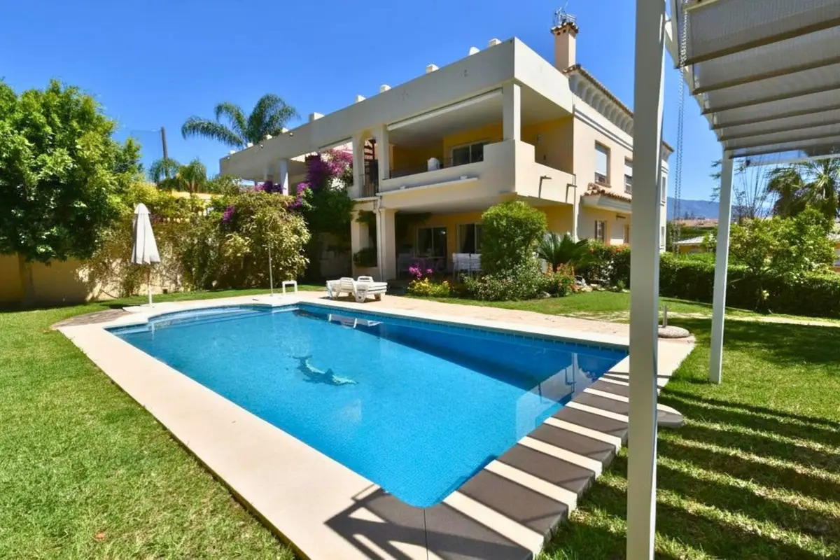 Semi-Detached House for sale in Guadalmina Alta — photo 1
