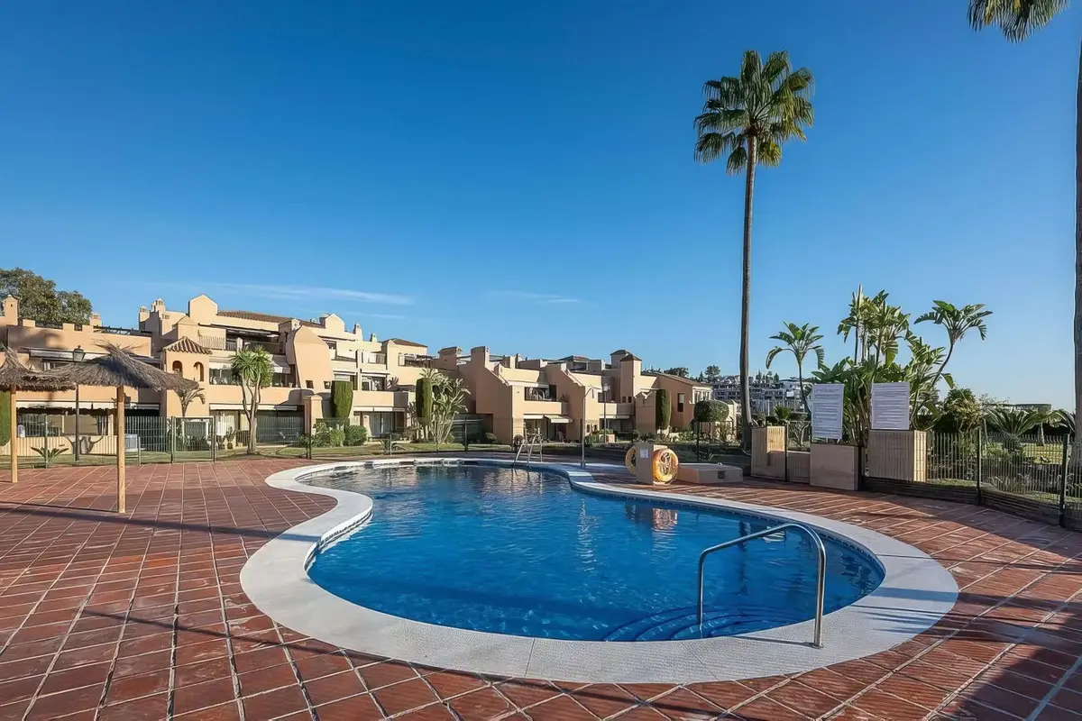 Penthouse for sale in Estepona — photo 1