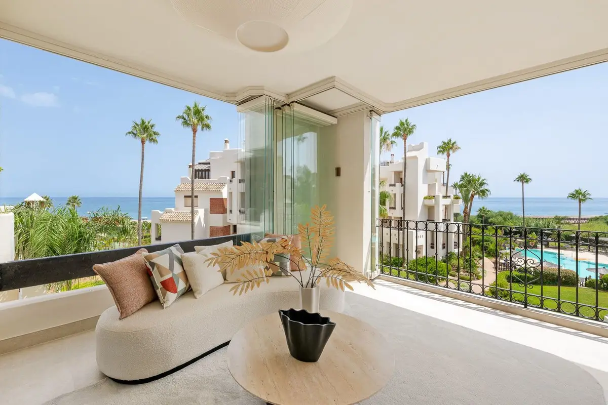 Middle Floor Apartment for sale in Estepona — photo 1