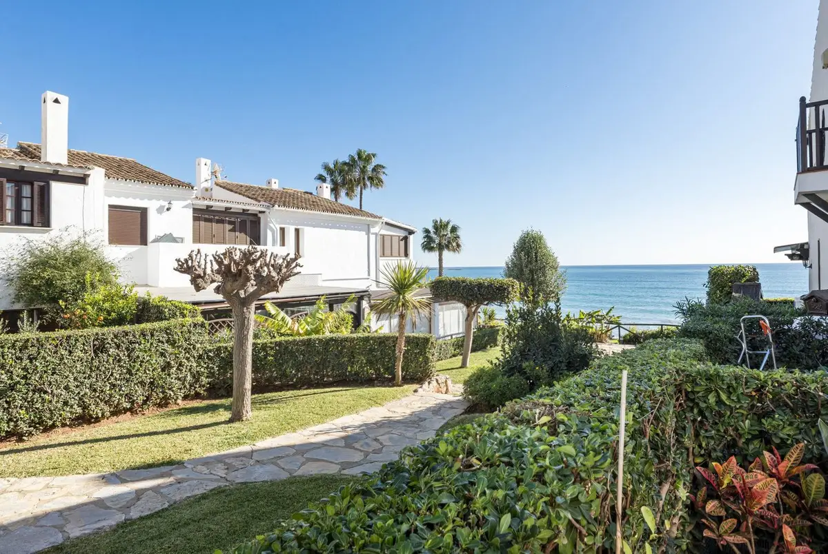 Townhouse for sale in Estepona — photo 1