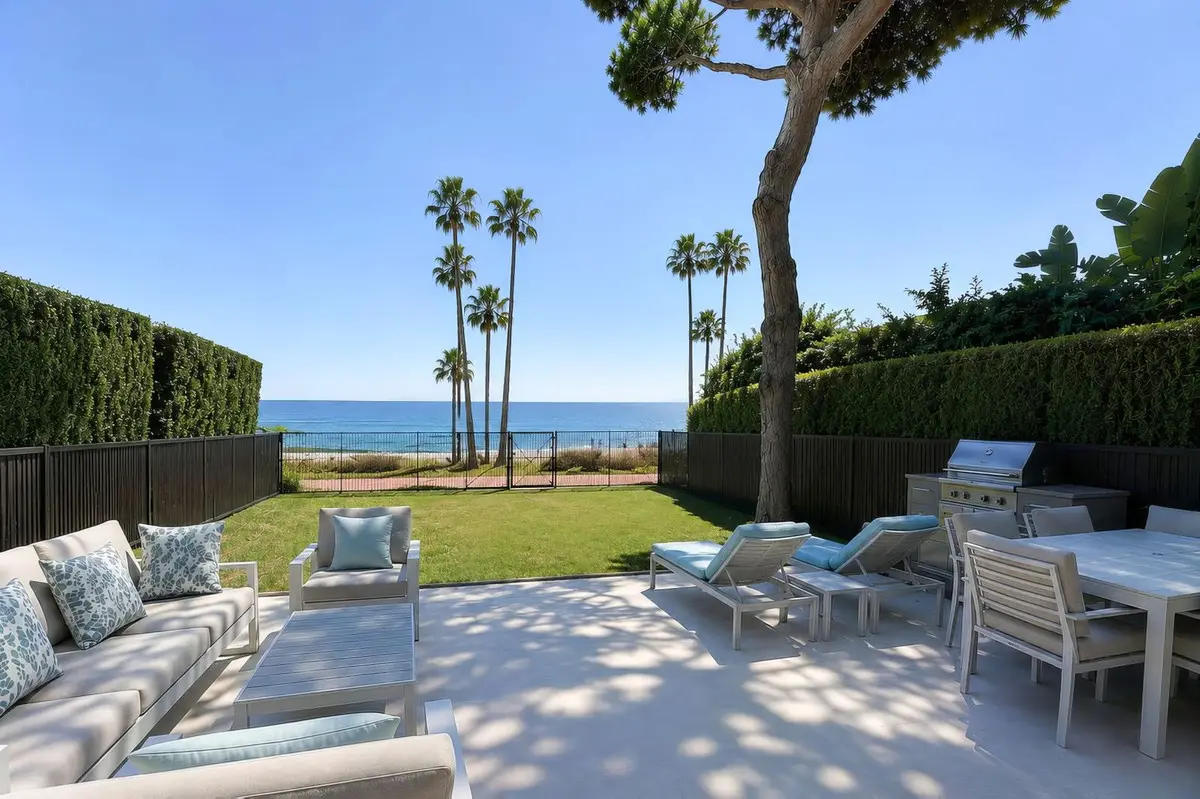 Townhouse for sale in Estepona — photo 1