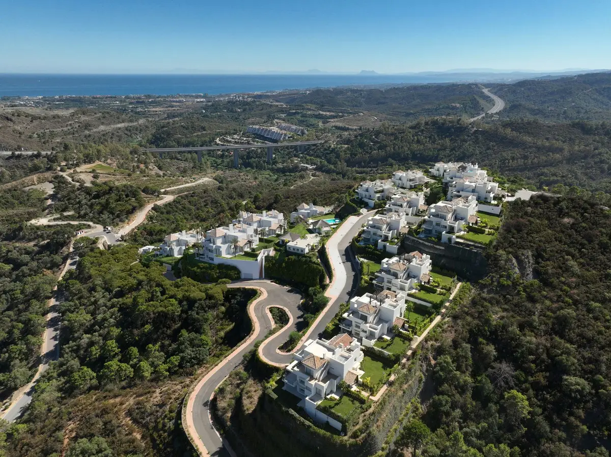 Middle Floor Apartment for sale in Benahavís — photo 1