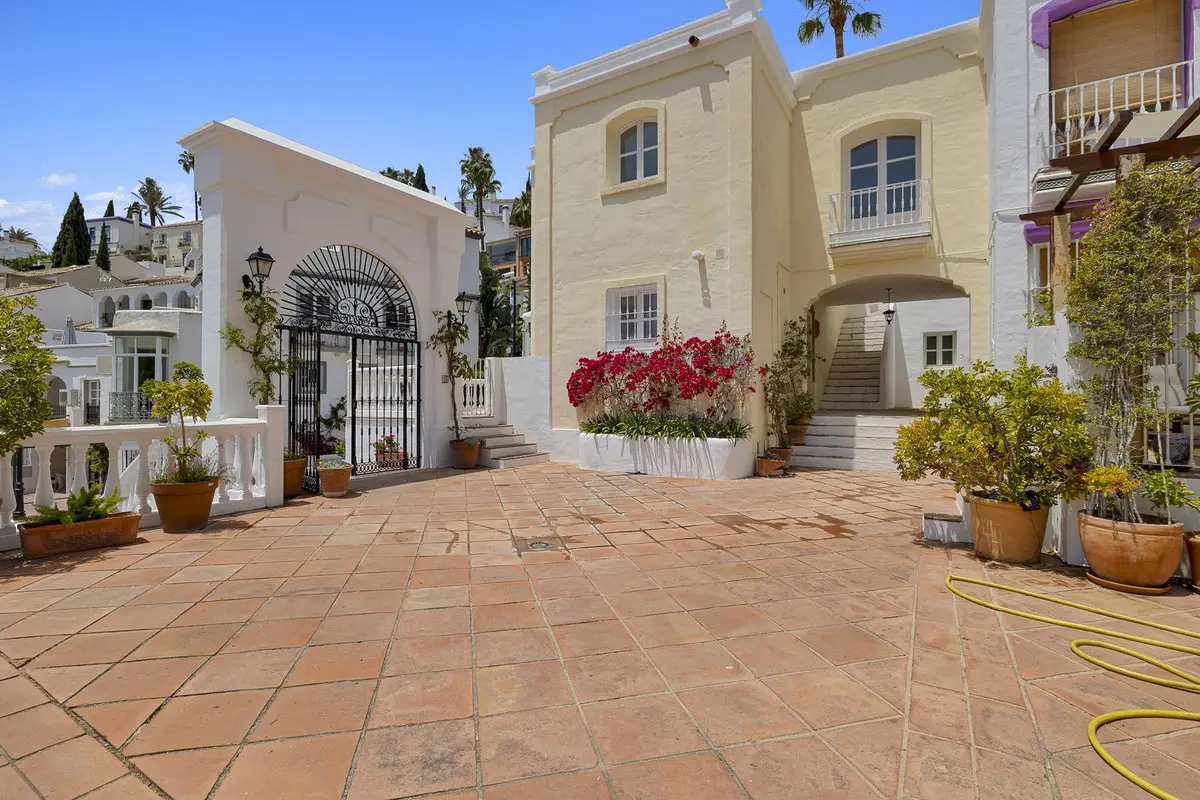 Townhouse for sale in Benahavís — photo 1