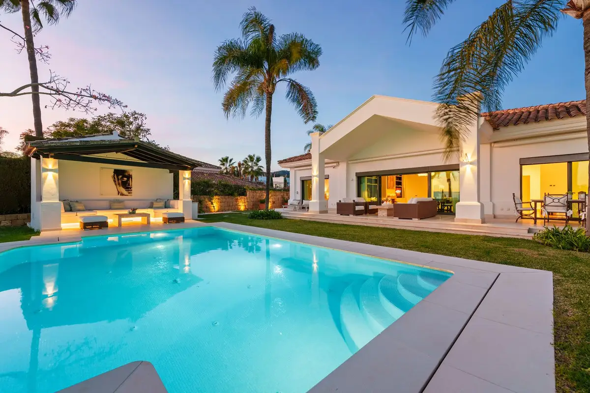 Villa Independiente en venta en Nueva Andalucía — foto 1