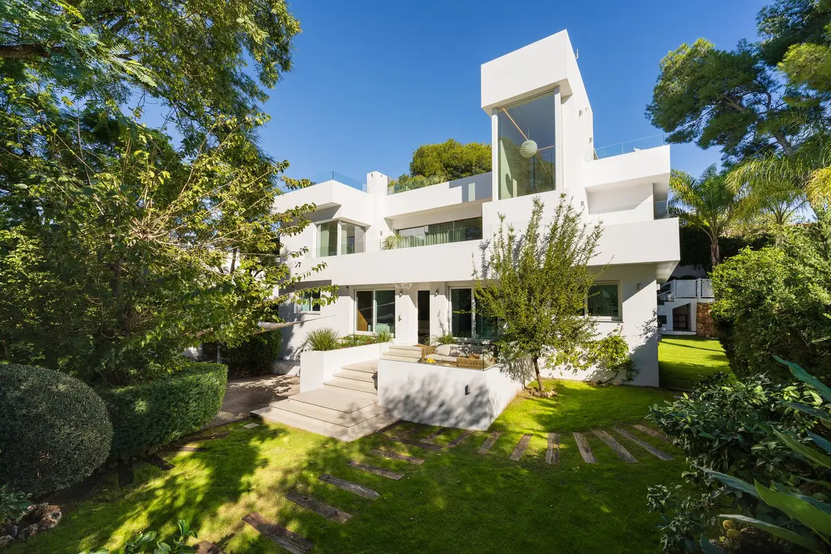 Detached Villa for sale in Nueva Andalucía — photo 1