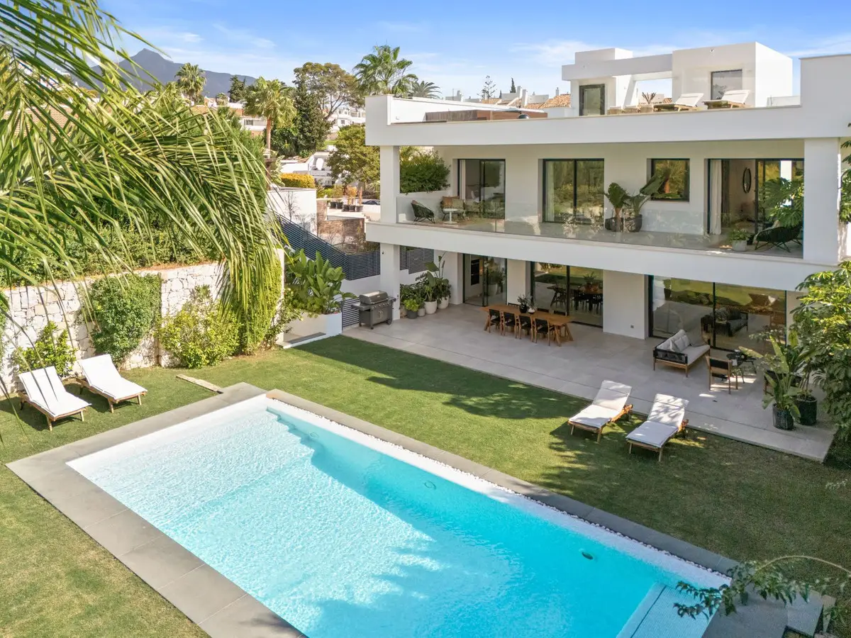 Villa Independiente en venta en Nueva Andalucía — foto 1