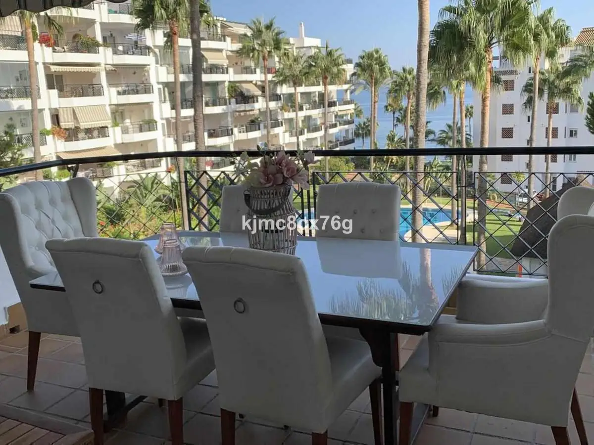 Middle Floor Apartment for sale in Calahonda — photo 1