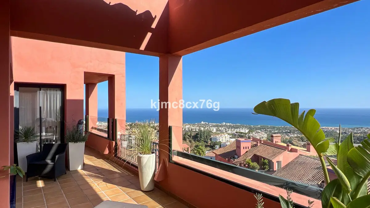 Middle Floor Apartment for sale in Calahonda — photo 1