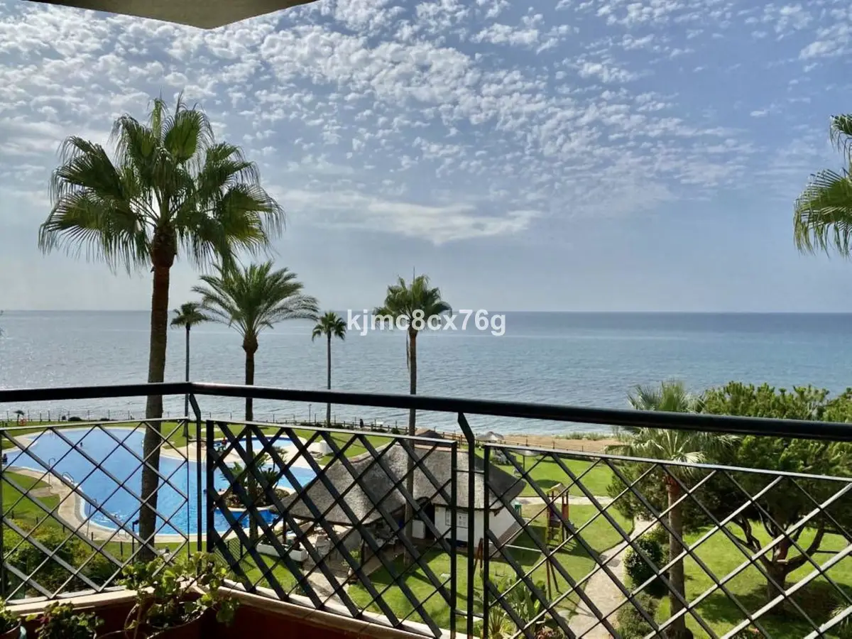 Middle Floor Apartment for sale in Calahonda — photo 1
