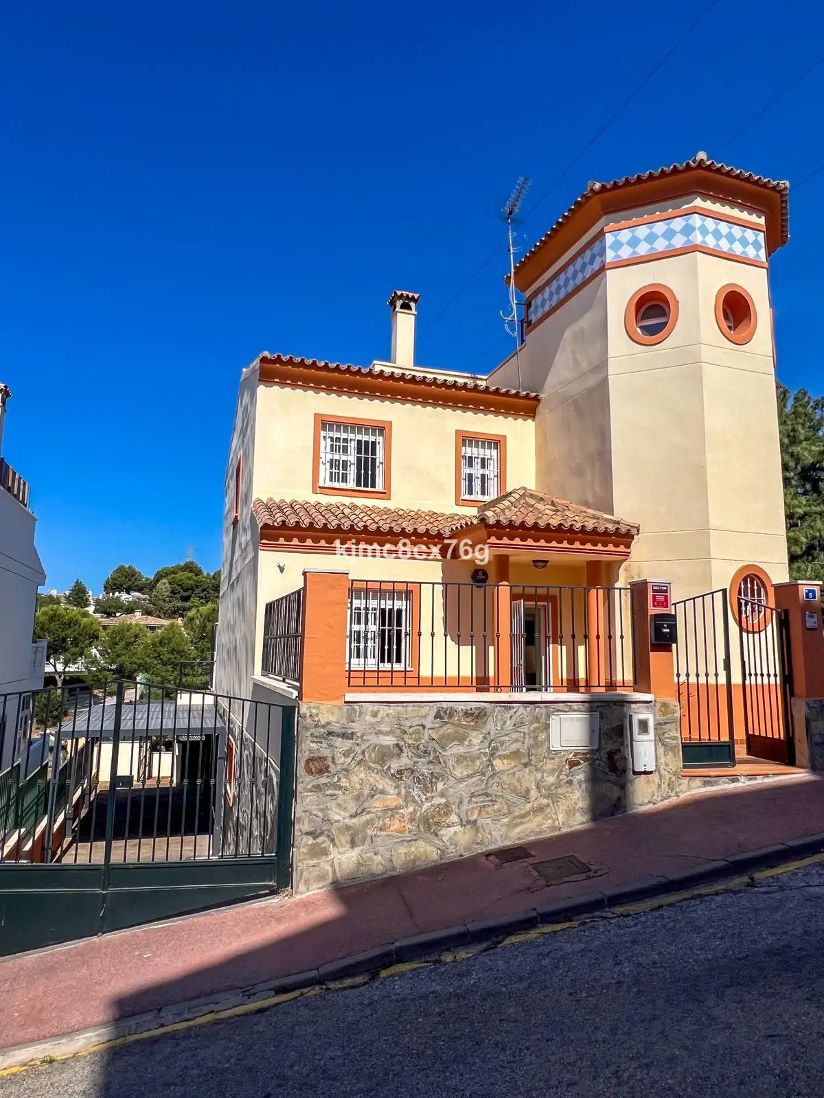 Detached Villa for sale in Calahonda — photo 1