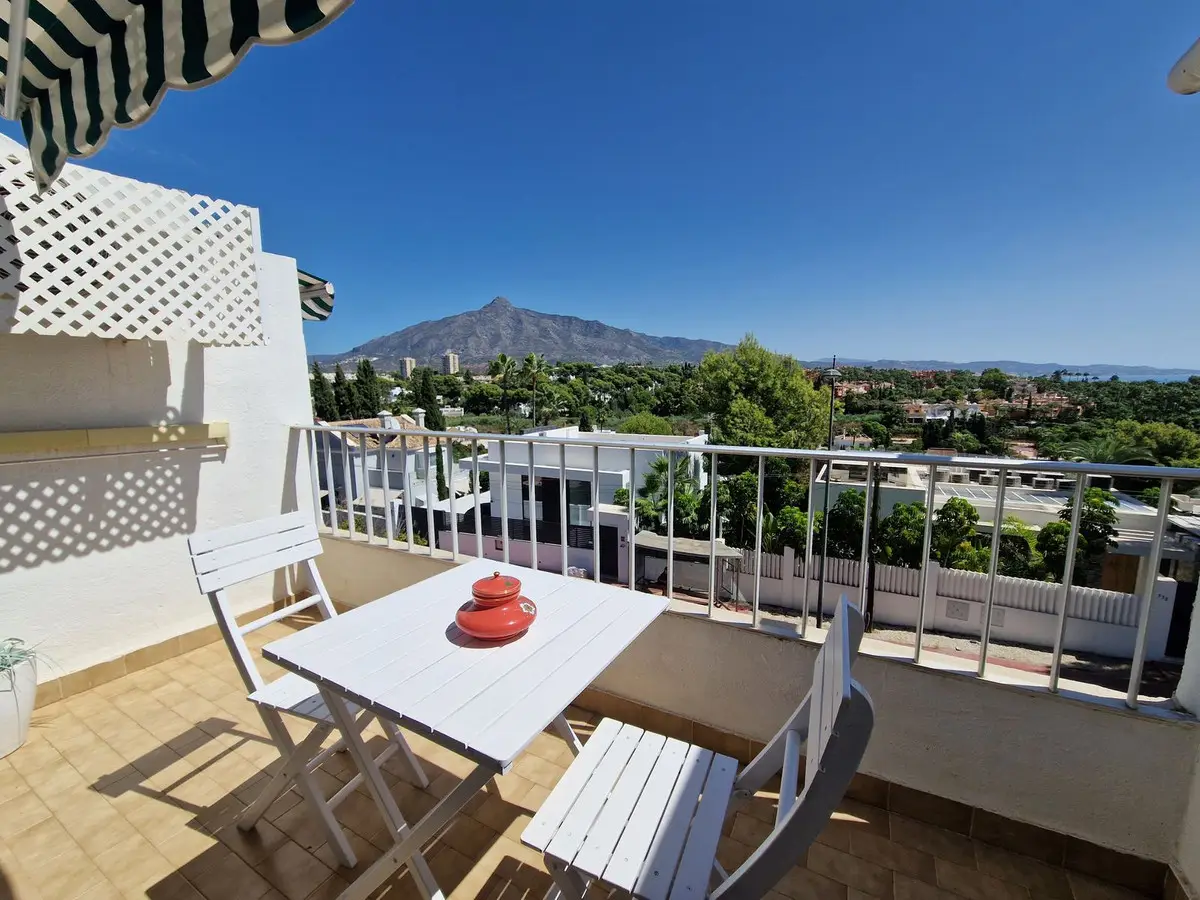 Middle Floor Apartment for sale in Nueva Andalucía — photo 1