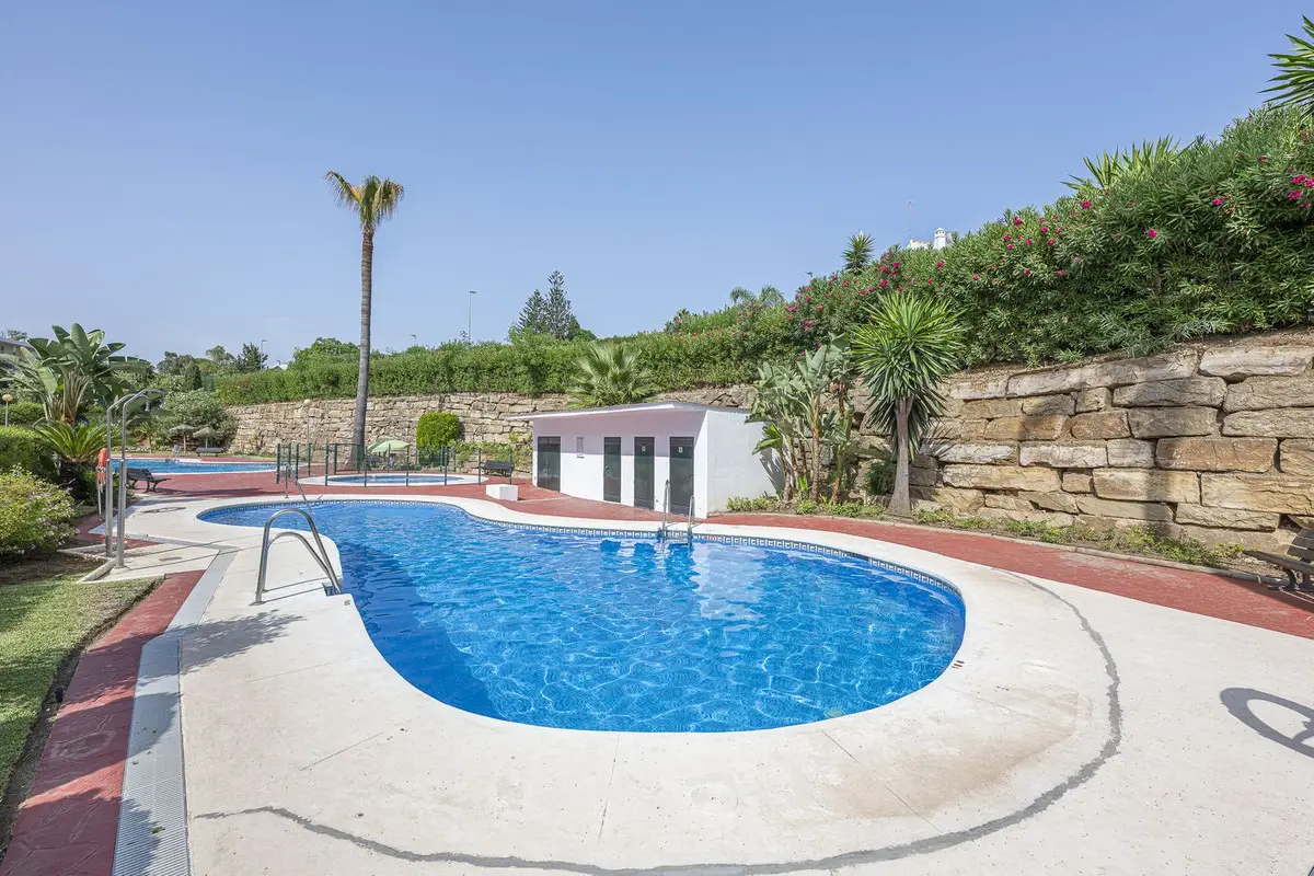 Middle Floor Apartment for sale in Guadalmina Alta — photo 1