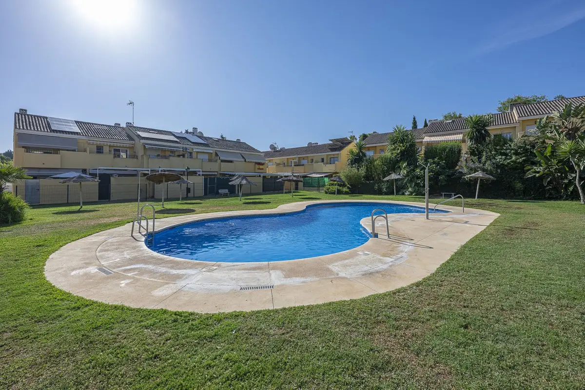 Townhouse for sale in Estepona — photo 1