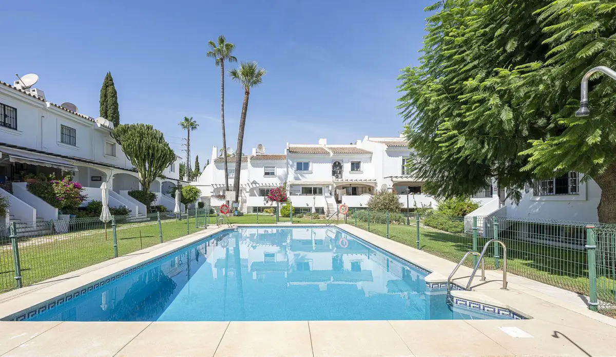 Semi-Detached House for sale in Nueva Andalucía — photo 1