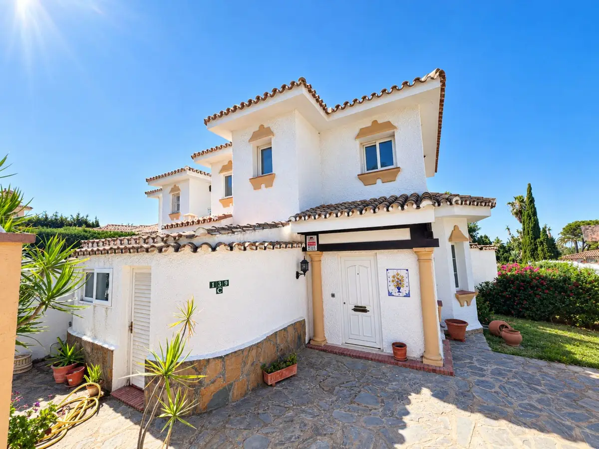 Townhouse for sale in El Paraiso — photo 1