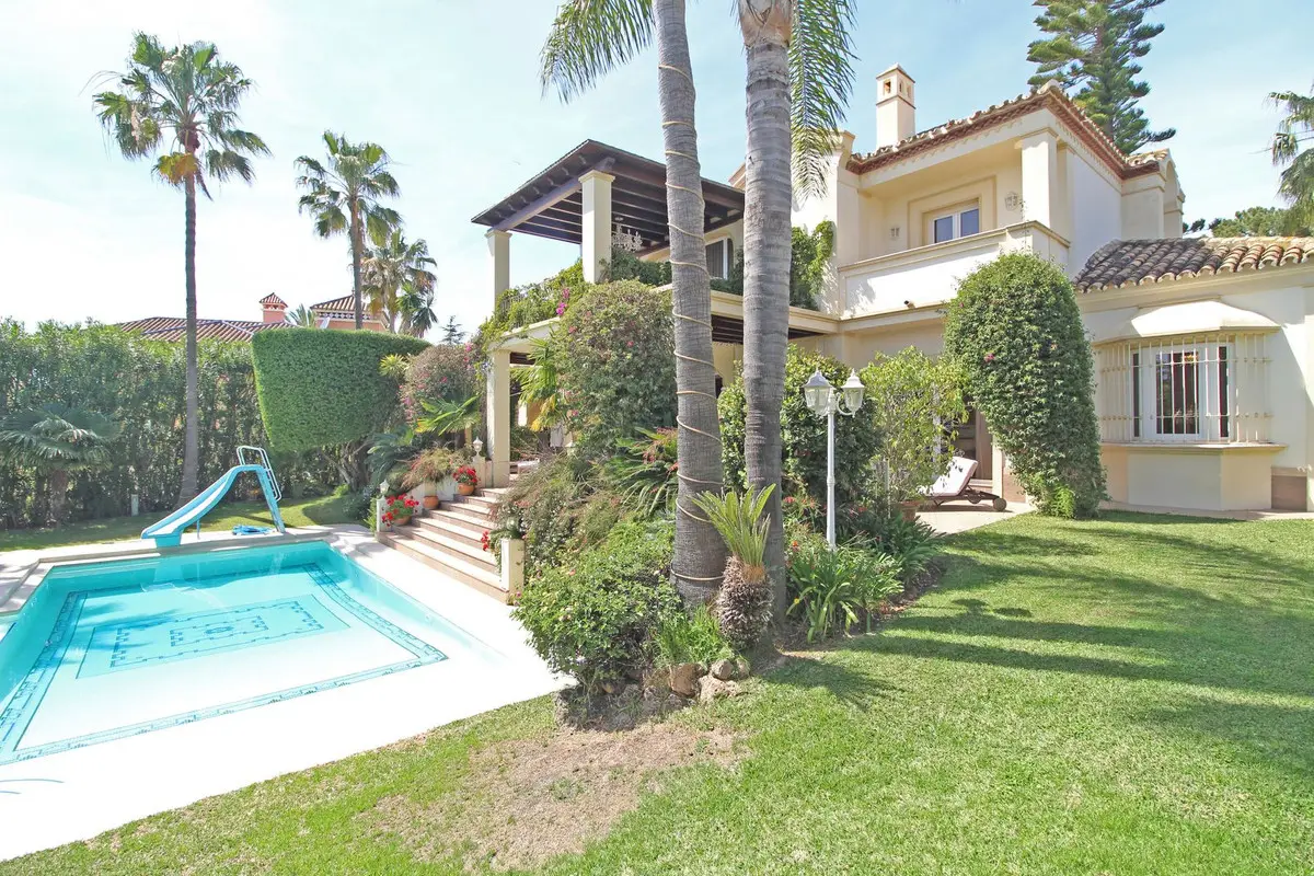 Detached Villa for sale in Bahía de Marbella — photo 1