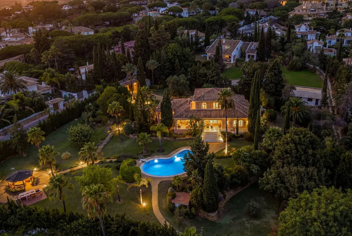 Detached Villa for sale in Elviria — photo 1