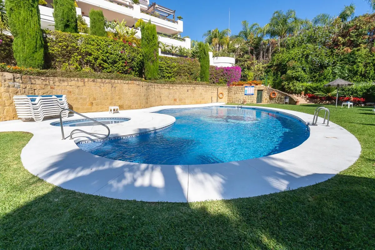 Middle Floor Apartment for sale in Nueva Andalucía — photo 1