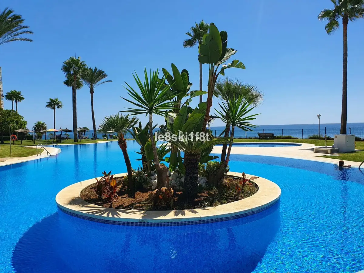 Middle Floor Apartment for sale in Calahonda — photo 1