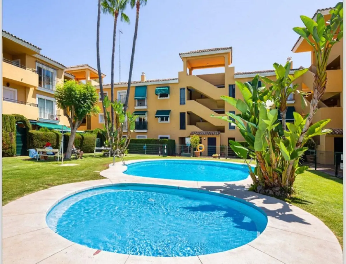 Middle Floor Apartment for sale in Guadalmina Baja — photo 1