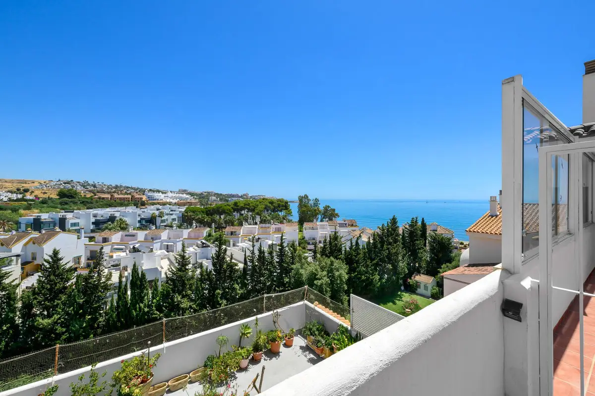 Middle Floor Apartment for sale in Estepona — photo 1