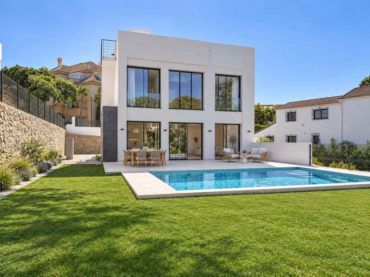 Detached Villa for sale in Elviria — photo 1