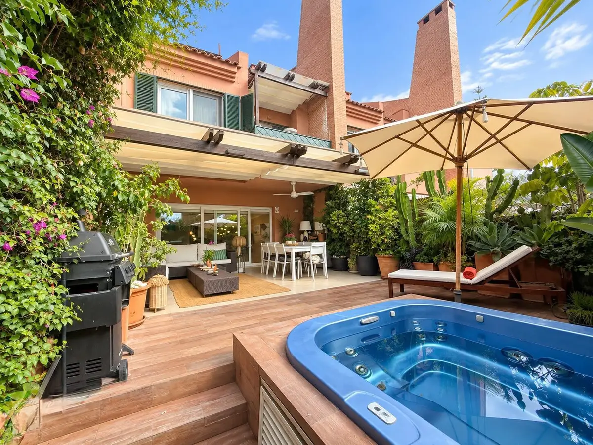 Townhouse for sale in Marbella — photo 1