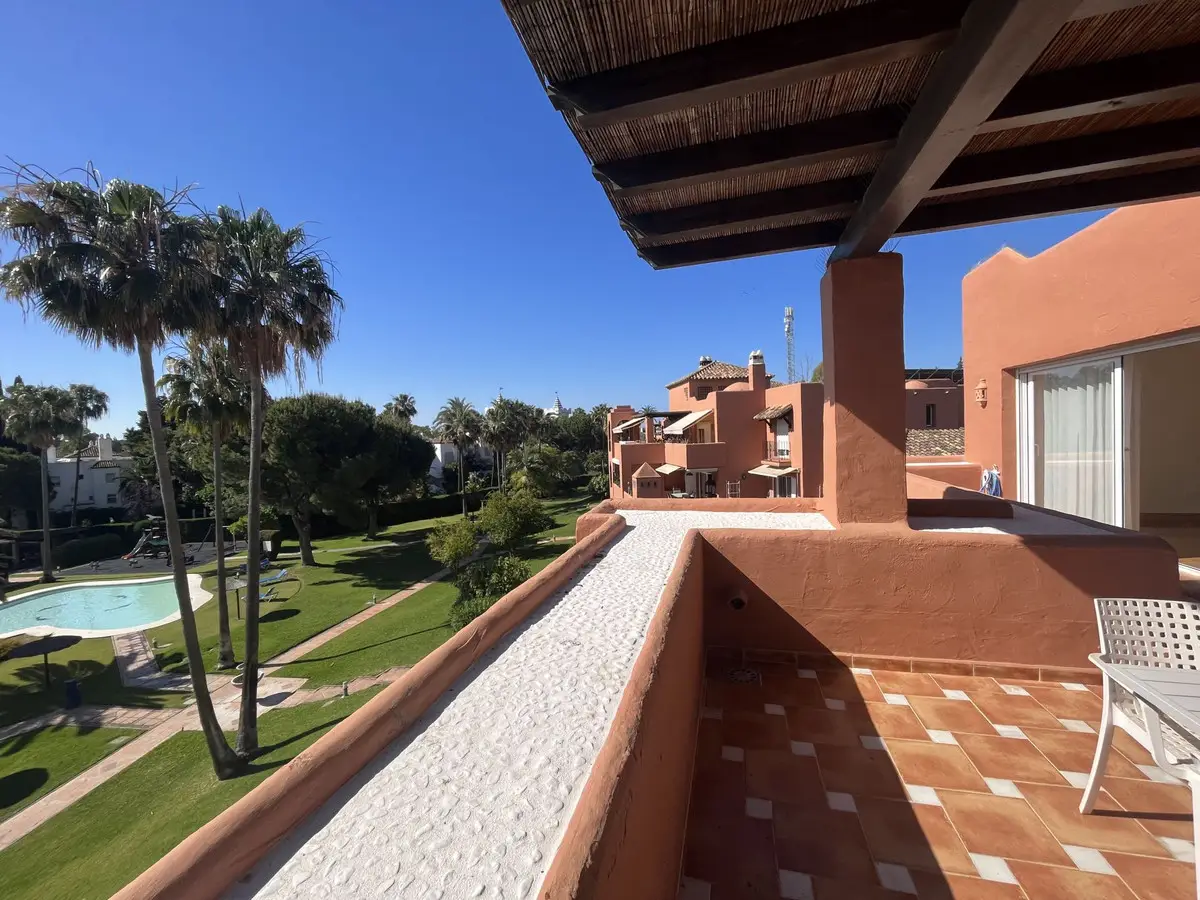 Middle Floor Apartment for sale in Estepona — photo 1