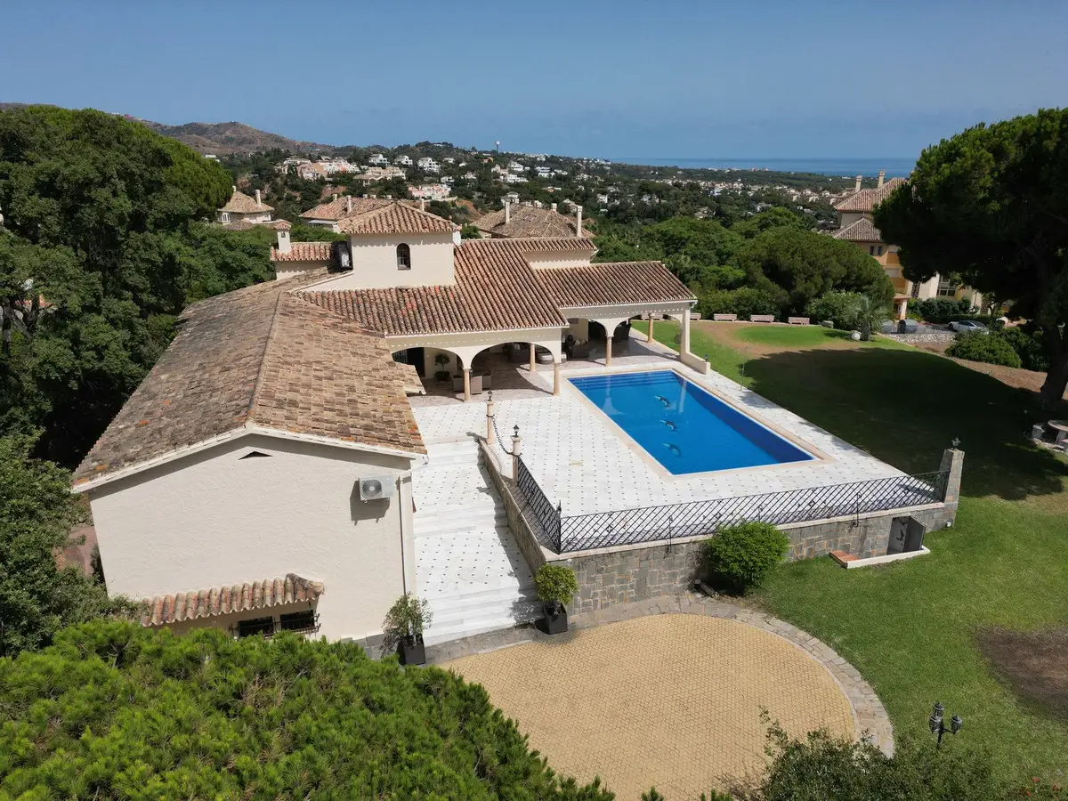 Detached Villa for sale in Elviria — photo 1