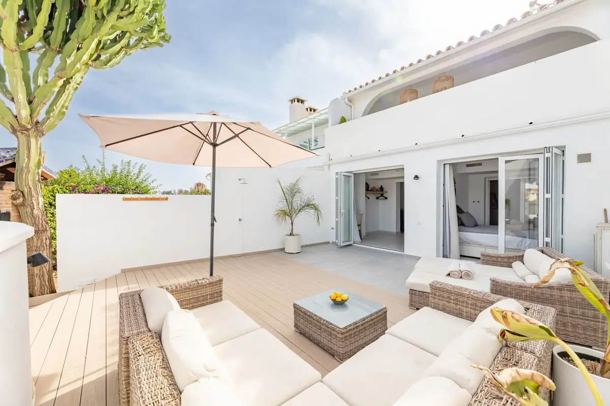 Townhouse for sale in Elviria — photo 1